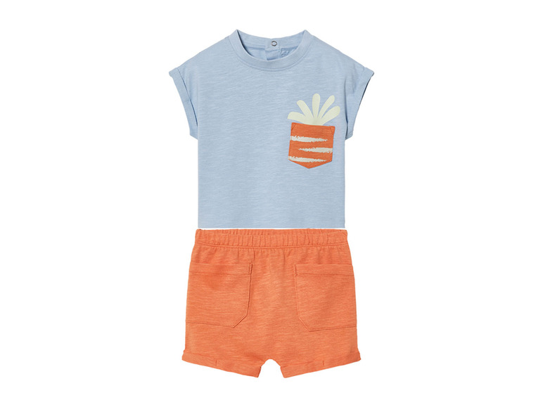 Ensemble bébé avec un t-shirt bleu clair avec un motif de plante dans la poche et un short orange.