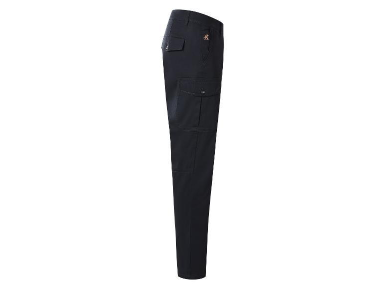 Pantalon cargo bleu foncé avec poches et un petit logo brodé.