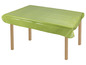 Une nappe en plastique verte sur une table en bois.