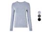 Un pull bleu clair à manches longues.