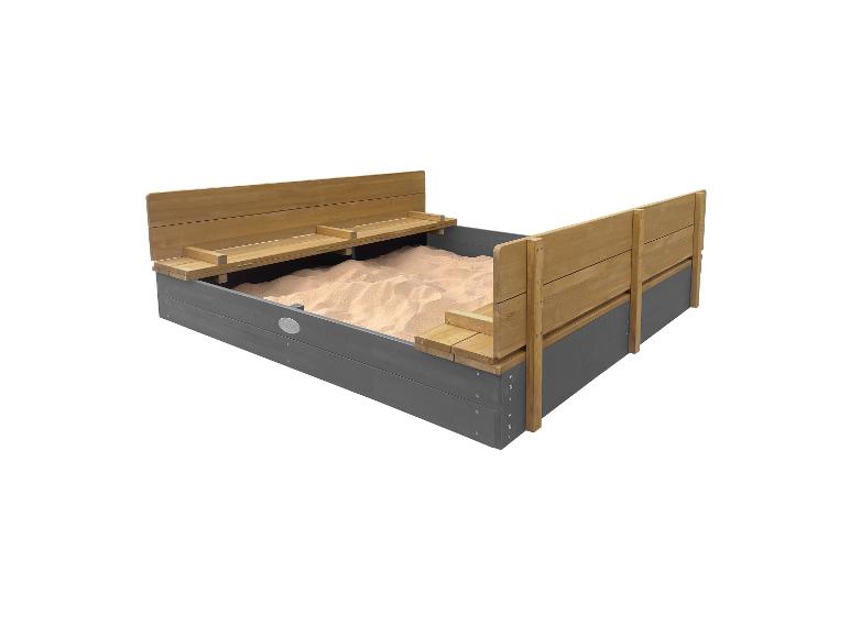 Bac à sable en bois avec bancs pliants et sable, dans des tons gris et bois naturel.