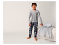 Un garçon portant un pyjama gris avec un logo NY et un pantalon à carreaux.