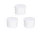 Trois récipients cylindriques blancs sur fond blanc.