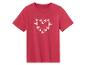 Un t-shirt rouge avec des papillons en forme de cœur.