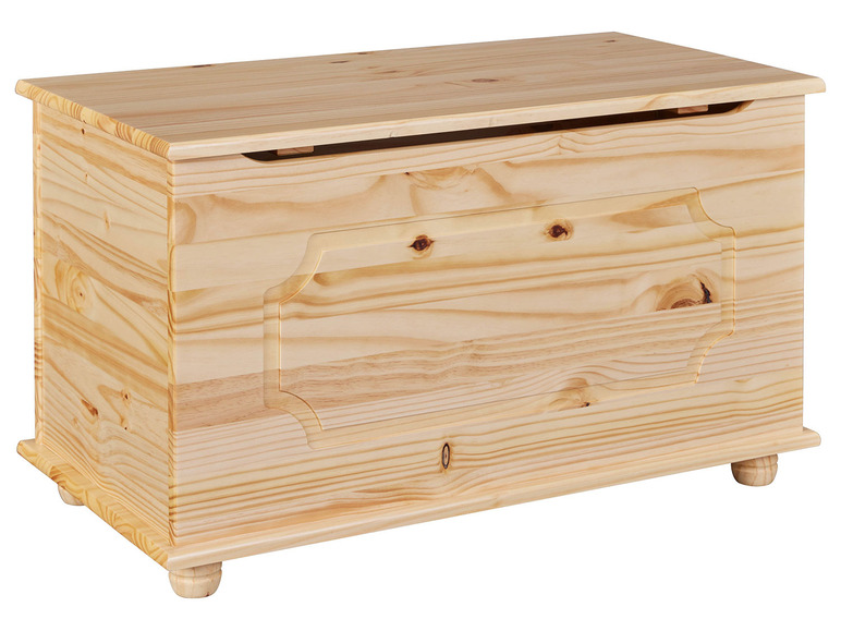 Un coffre en bois avec un couvercle.