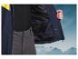 Une veste bleu marine avec une poche intérieure détaillée et un pantalon gris