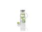 Une carafe en verre avec du kiwi, du citron vert et de la glace.