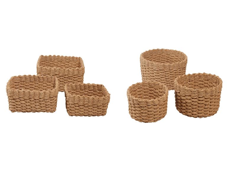 Un ensemble de cinq paniers tressés en différentes formes et tailles.