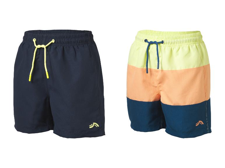 Deux shorts de bain pour hommes: un bleu marine et un à blocs de couleurs.
