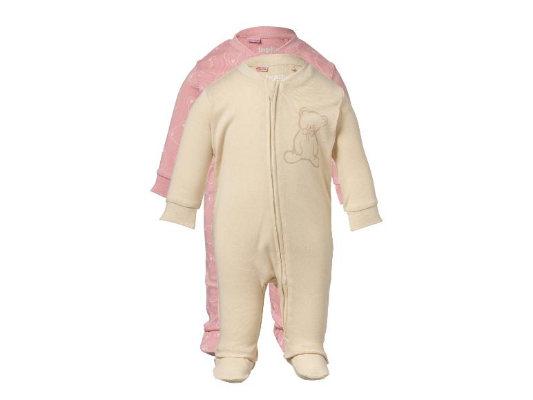 Deux grenouillères pour bébé, une crème avec un ours brodé et une rose à motif d'ours.