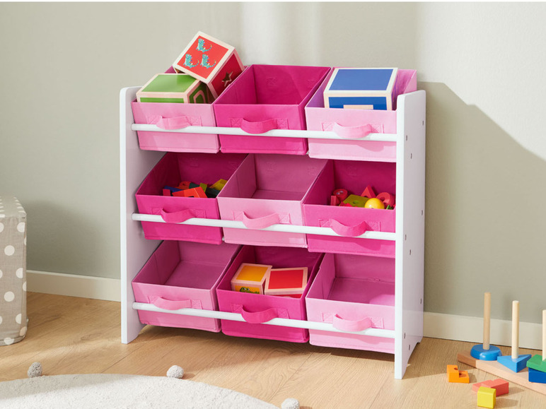 Armoire blanche avec des paniers roses pour ranger des jouets.