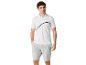 Polo blanc et shorts gris pour homme.