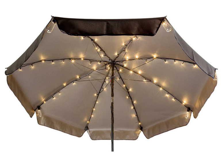 Un parasol beige avec des lumières intégrées.