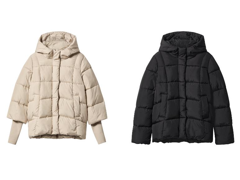 Deux doudounes, une beige et une noire, avec capuches et détails matelassés.