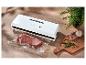 Machine sous vide SilverCrest avec viande emballée, ail et romarin sur une table en bois.