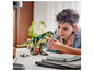 Un enfant joue avec un dinosaure LEGO T-Rex.