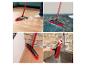 Brosse en caoutchouc rouge nettoyant les poils d'animaux sur diverses surfaces et lavée dans un évier.