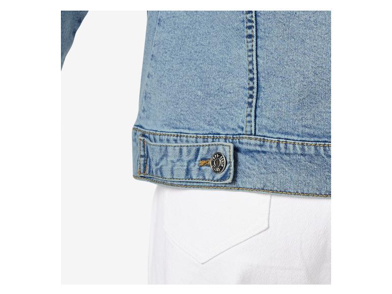 Gros plan d'une veste en jean bleu clair avec un bouton en métal et des surpiqûres jaunes.