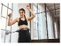 Une femme en tenue de sport utilise un anneau de fitness pendant un entraînement.