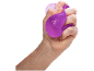 Main pressant une balle anti-stress violette avec du texte en relief.