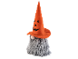 Nain d'Halloween avec une longue barbe grise et un chapeau orange en forme de citrouille.