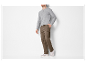 Un homme portant un t-shirt gris et un pantalon cargo kaki.