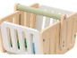 Panier de courses en bois pour enfants avec poignée verte et côtés blancs.