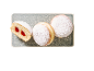 Beignets au sucre glace, un coupé avec de la confiture de fraise.