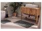 Ensemble de tapis de bain rayés gris LIVARNO home dans une salle de bain moderne.
