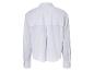 Une chemise à rayures à manches longues.