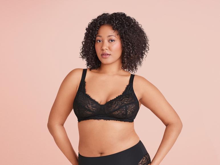 Une femme portant un soutien-gorge et une culotte noirs.
