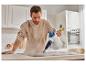 Nettoyage vapeur d'une surface de cuisine avec un nettoyeur vapeur.