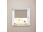 Un store enrouleur beige sur une fenêtre avec un rebord de fenêtre en bois.