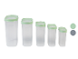 Ensemble de quatre récipients alimentaires transparents en plastique avec couvercles vert clair.