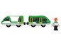 Un train vert avec une figurine.
