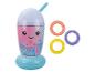 Jeu de lancer d'anneaux gonflable avec une tasse de bubble tea souriante et des anneaux colorés.