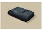 Couverture matelassée gris foncé pliée avec un motif subtil