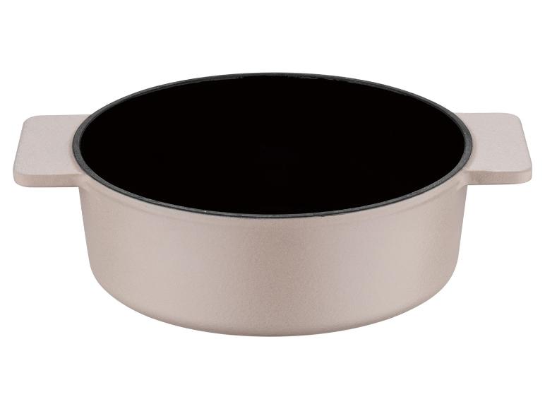 Un plat à gratin avec deux poignées.