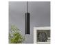 Un luminaire suspendu noir avec un abat-jour cylindrique, au-dessus d'une armoire blanche avec des portes en verre.