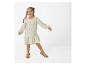 Robe et sandales pour enfant : style bohème chic.