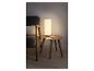 Lampe de table avec un motif d'étoiles sur une table en bois.