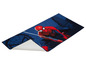 Un tapis bleu avec Spiderman.
