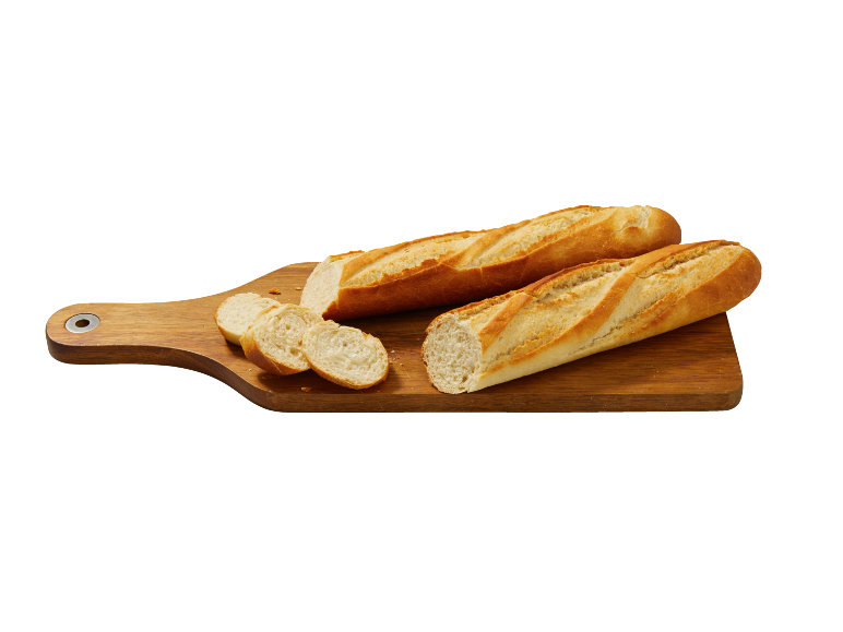 Deux baguettes, une entière et une tranchée, sur une planche à découper en bois.