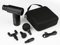 Un pistolet de massage Vitalmaxx noir avec différents embouts et un chargeur dans un étui de transport.