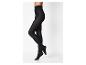Une femme porte des collants noirs opaques sur un fond blanc.