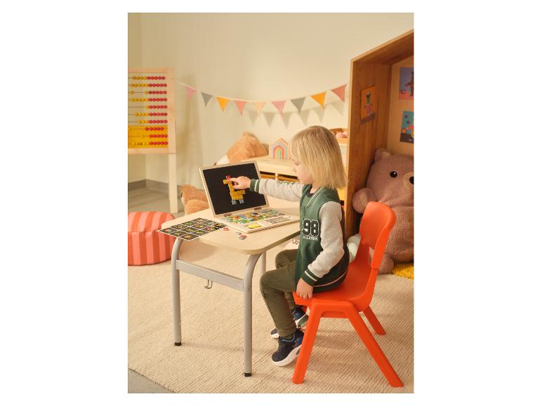 Enfant portant un blouson teddy LUPILU® et jouant à un bureau.