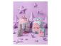 Deux sacs à dos pour enfants, un rose avec un lapin et un bleu avec un chat, avec accessoires assortis, sur fond violet avec étoiles en papier et origami.