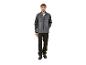 Homme en veste grise et pantalon de travail noir.
