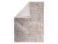 Plaid gris doux en fausse fourrure avec doublure visible.