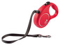 Une laisse rétractable rouge pour chien avec une sangle noire.